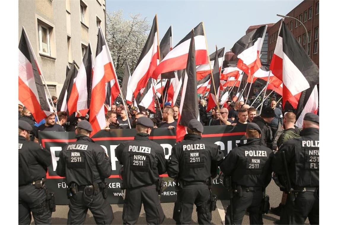 Polizisten sichern eine Demonstration von Rechtsextremisten in der Dortmunder Innenstadt. Foto: David Young/dpa