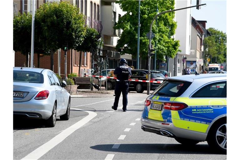 Polizisten sichern einen Tatort nach einem Banküberfall. Foto: Rene Priebe/Archivbild
