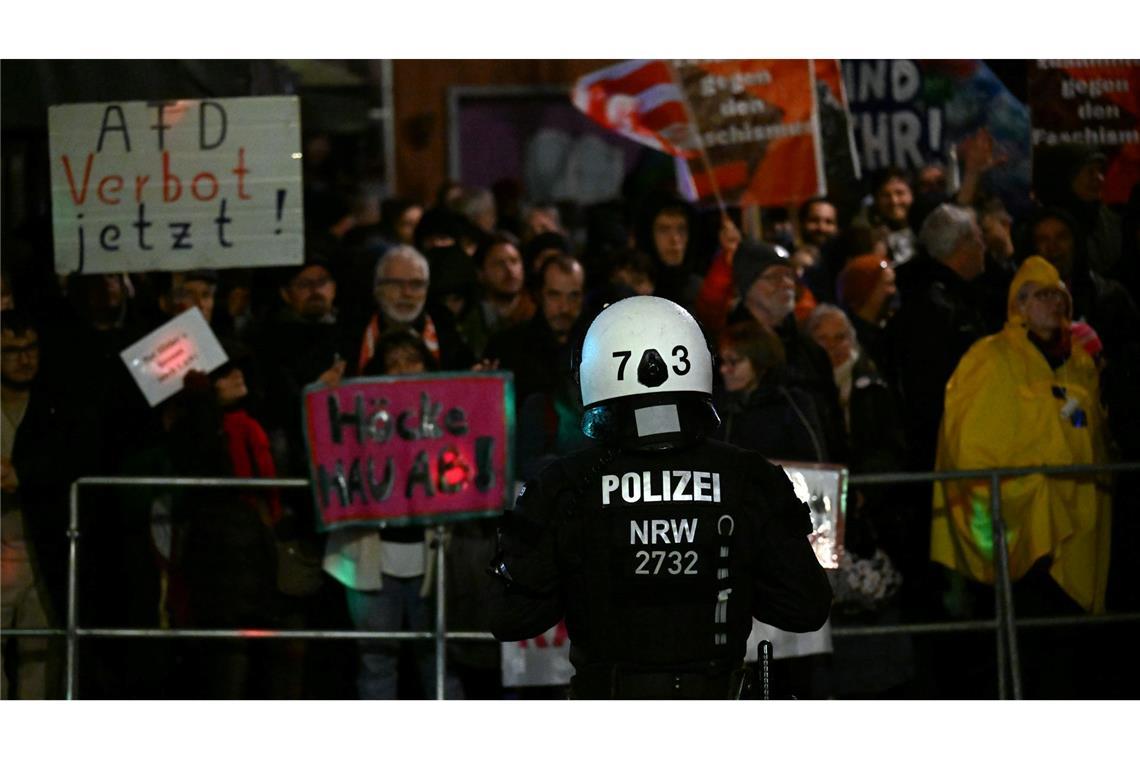 Polizisten sichern in Düsseldorf eine Veranstaltung mit dem Thüringer AfD-Landesparteichef Björn Höcke.