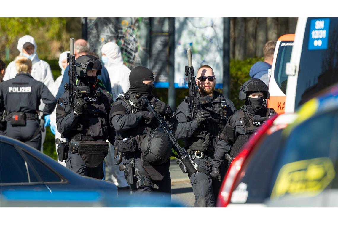 Polizisten sichern in Neustadt in Sachsen einen Tatort. Es gab zwei Tote.