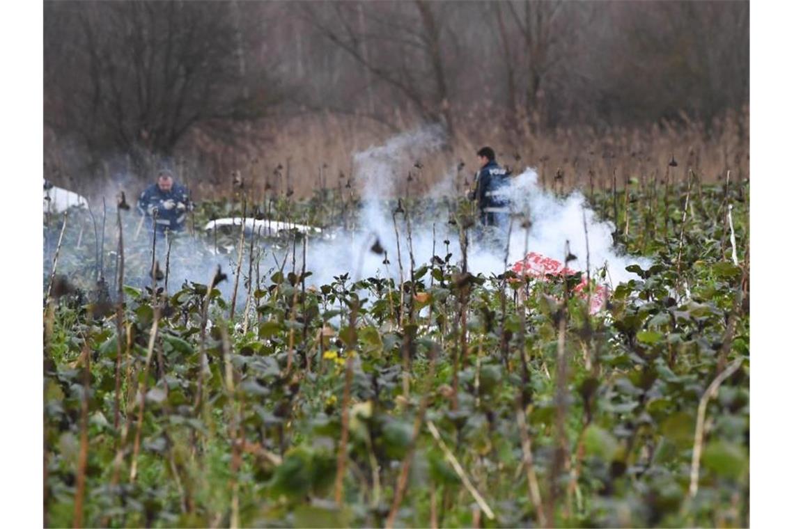 Toter Winkel bei Sichtflug: Untersuchung zu Unfall beendet Polizisten sichern nach dem Zusammenstoß eines Hubschraubers mit einem Kleinflugzeug die Unfallstelle. Foto: Uli Deck/dpa/Archiv