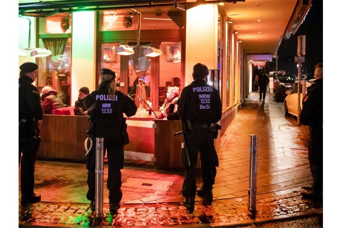 Polizisten sichern während einer Razzia von Zoll und Polizei eine Shisha-Bar. Foto: Bernd Thissen/Illustration
