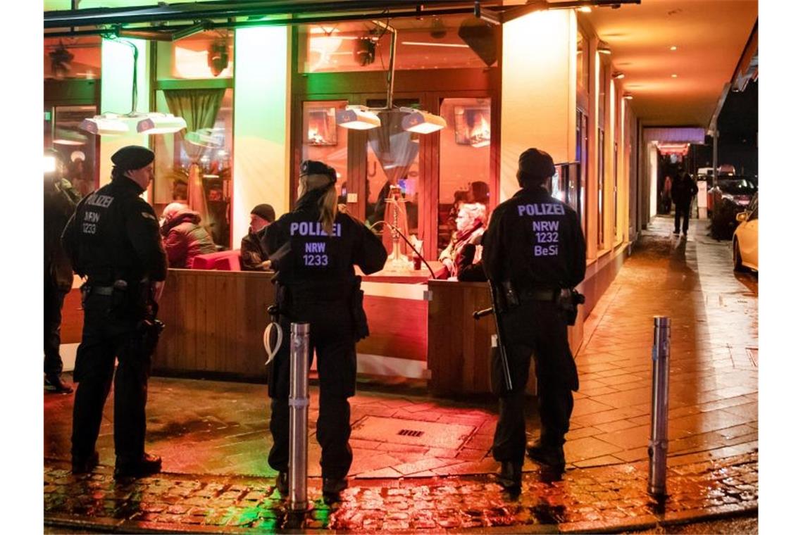 Knapp 400 Polizei-Einsätze in Berlin gegen Clankriminalität Polizisten sichern während einer Razzia von Zoll und Polizei eine Shisha-Bar. Foto: Bernd Thissen/dpa