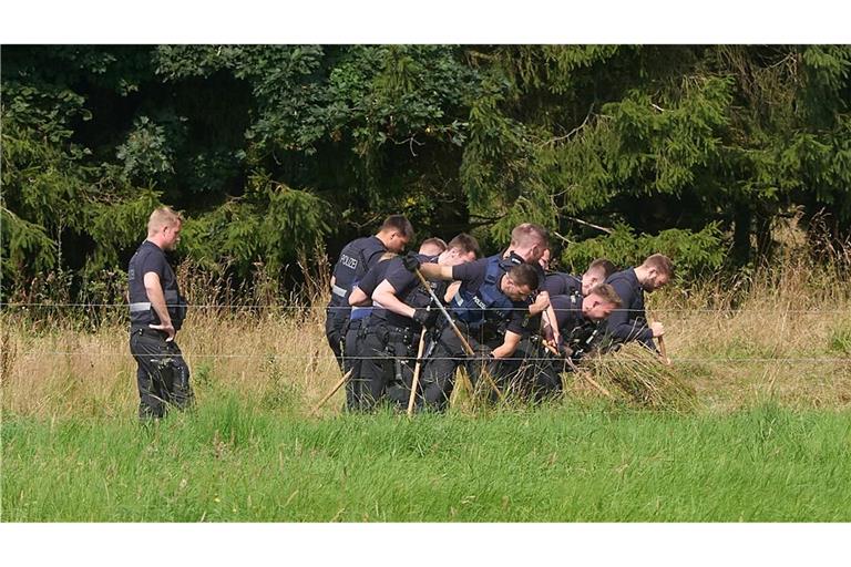 Polizisten sicherten nach dem Leichenfund Spuren.