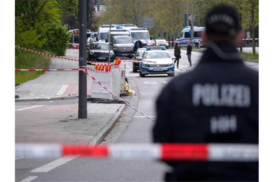 Mann bei Polizeieinsatz in Hamburg erschossen Polizisten sind am Tatort in Hamburg-Winterhude im Einsatz. Foto: Jonas Walzberg/dpa