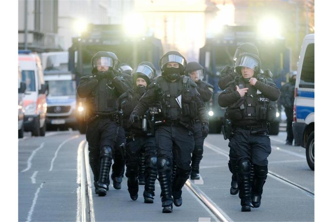 Protestzüge gegen Corona-Politik in deutschen Städten Polizisten sind im Einsatz. In Leipzig hatten sich Gegner der Corona-Politik versammelt - parallel gab es größere Gegenproteste. Foto: Zentralbild/dpa-Zentralbild/dpa