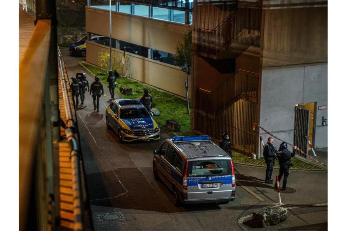 Polizisten sind im Esslinger Stadtteil Brühl im Einsatz. Foto: Kohls/SDMG/dpa
