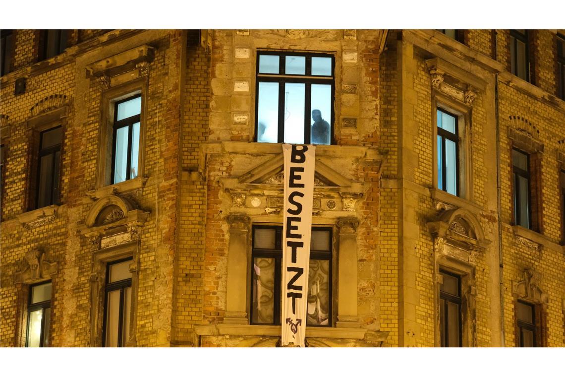 Bilder des Tages Polizisten sind in einem leerstehenden Haus im Leipziger Osten, an dessen Fassade ein Transparent mit der Aufschrift „Besetzt“ häng