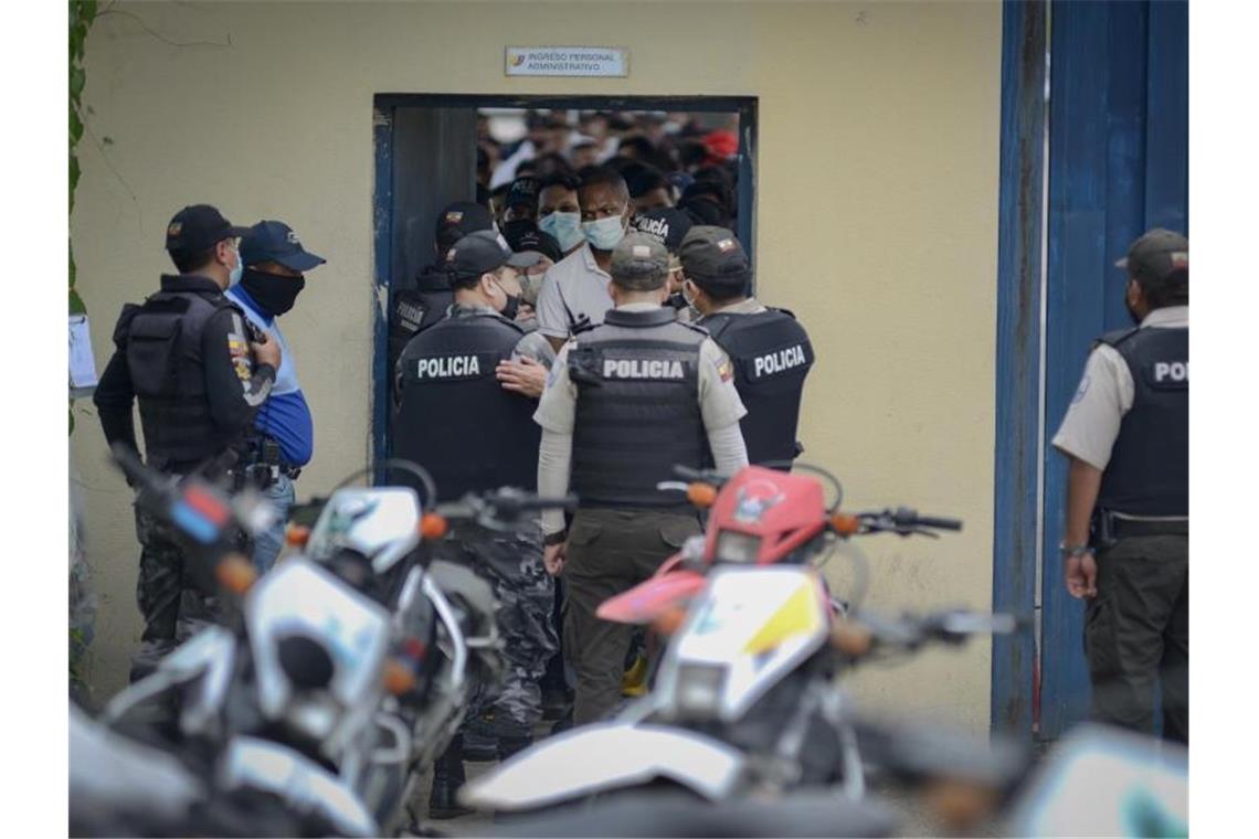 Polizisten sind nach einer Meuterei in einem Gefängnis in Guayaquil im Einsatz. Foto: Marcos Pin Mendez/dpa