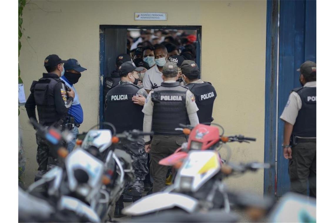 Fast 70 Tote bei Gefangenenmeutereien in Ecuador Polizisten sind nach einer Meuterei in einem Gefängnis in Guayaquil im Einsatz. Foto: Marcos Pin Mendez/dpa