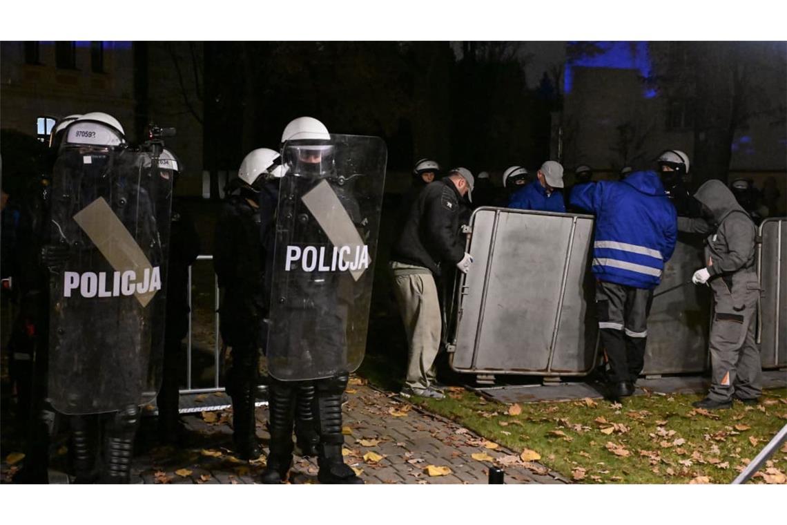 Polizisten sind vor dem Gebäude des polnischen Verfassungsgerichts in Warschau im Einsatz.