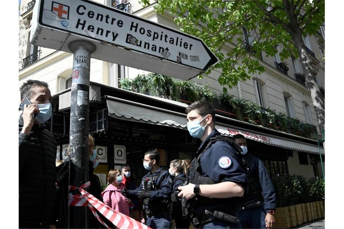 Polizisten sperren das Gebiet um das Krankenhaus Henry Dunant ab. In Paris ist mindestens ein Mensch in der Nähe eines Krankenhauses durch Schüsse getötet worden. Foto: Anne-Christine Poujoulat/AFP/dpa