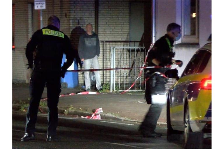 Polizisten sperren den mutmaßlichen Tatort ab. Eine Person ist am Sonntagabend in Delmenhorst tödlich verletzt worden. Foto: Kai Moorschlatt/Nord-West-Media TV/dpa