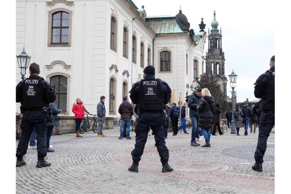 Polizisten sperren die Brühlschen Terrassen in Dresden. Trotz eines Demonstrations-Verbots rüstete sich die Polizei für einen Großeinsatz. Foto: Sebastian Willnow/dpa-Zentralbild/dpa
