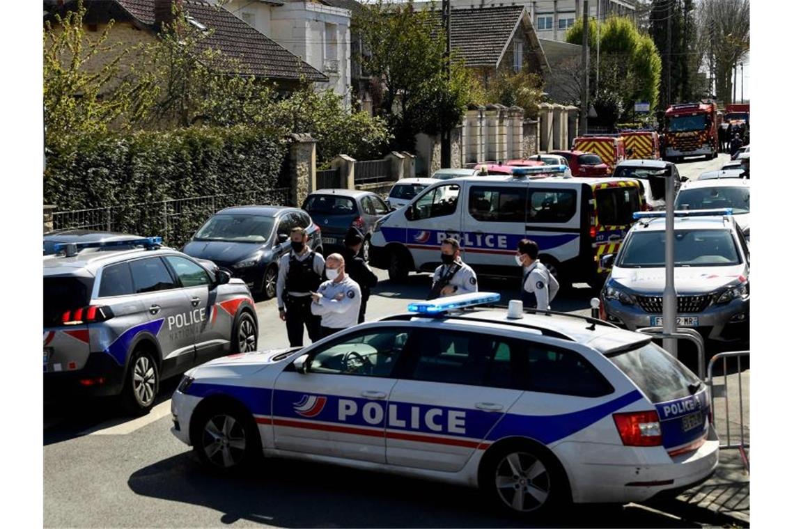 Polizisten sperren eine Straße in der Nähe einer Polizeistation in Rambouillet, nachdem eine Mitarbeiterin dort getötet worden ist. Foto: Bertrand Guay/AFP/dpa