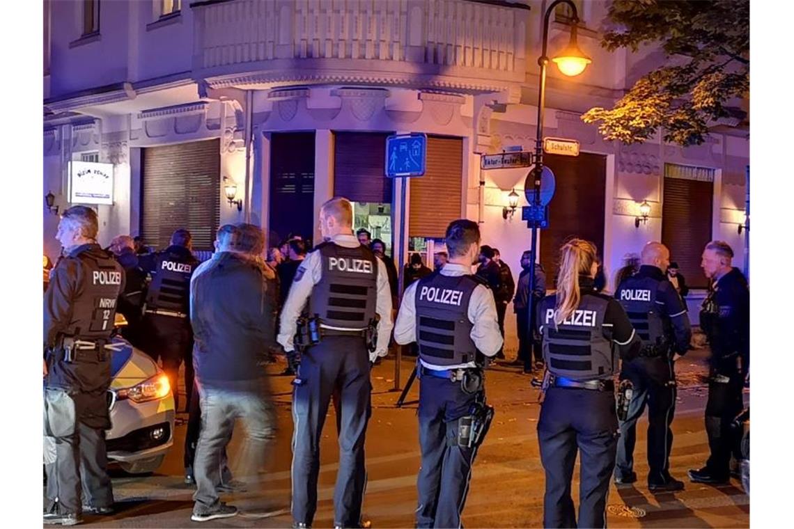 Polizisten stehen am Abend in der Innenstadt von Herne. Foto: Wtvnews/WTVnews/dpa