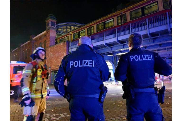 Polizisten stehen am Bahnhof Bellevue und unterhalten sich mit einem Feuerwehrmann. Foto: Julian Stähle/dpa-Zentralbild/dpa