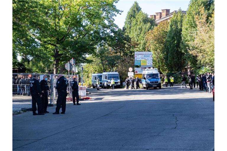 Polizisten stehen am Eingang zum Neuen-Zwölf-Apostel-Friedhof in Schöneberg. Die Beerdigung einer Mutter aus einem bekannten arabischstämmigen Clan in Berlin wird von der Polizei mit 200 Beamten begleitet. Foto: Paul Zinken/dpa