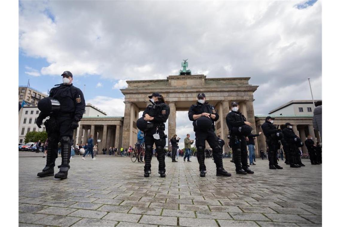 Trotz Demo-Verboten: Kleinere Corona-Proteste in Berlin Polizisten stehen am Rande einer Kundgebung gegen die Corona-Maßnahmen vor dem Brandenburger Tor. Foto: Christoph Soeder/dpa