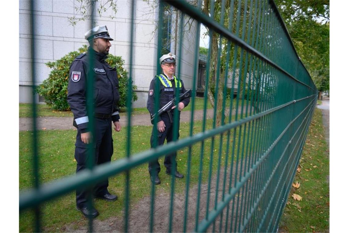 Polizisten stehen am Tag nach der Attacke auf dem Gelände der Hamburger Synagoge und halten Wache. Foto: Jonas Walzberg/dpa