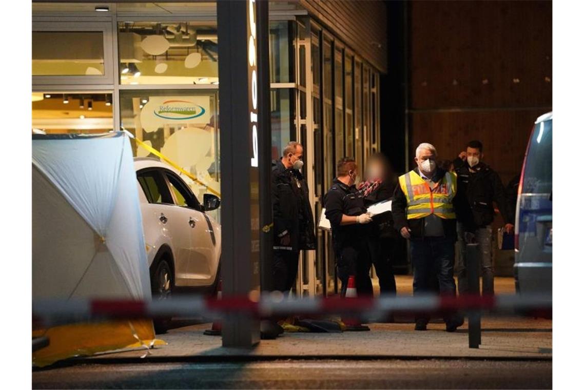 Nach Schüssen von Mann auf Ehefrau: Hintergründe unklar Polizisten stehen am Tatort. Foto: Kohls/SDMG/dpa