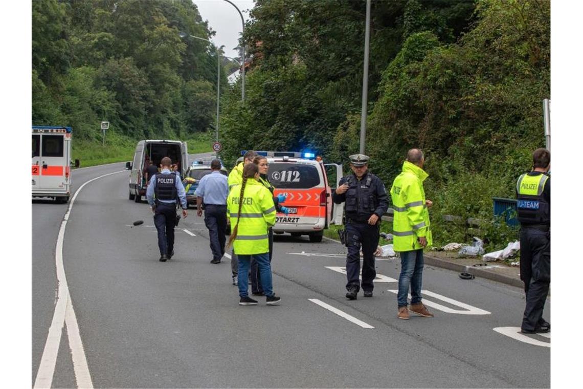 Polizisten stehen am Unfallort, wo ein Kleintransporter eine Mutter und ihr Kind erfasst und tödlich verletzt hat. Foto: Ralf Roeger/dmp press/dpa