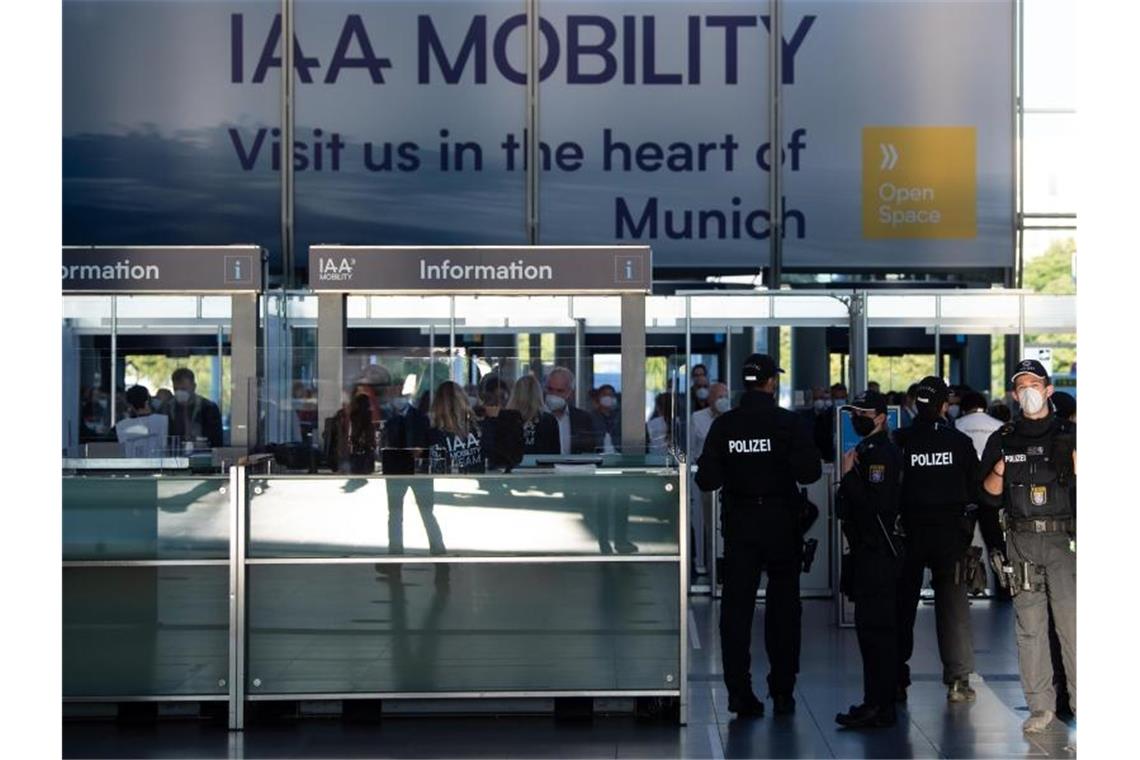 Polizisten stehen am vor Beginn der IAA Mobility am Eingang-West. Foto: Sven Hoppe/dpa