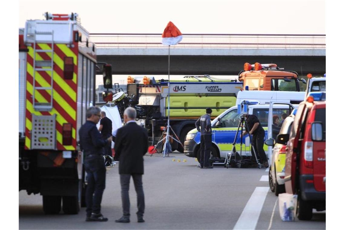 Polizei erschießt mutmaßlichen Straftäter auf der Autobahn Polizisten stehen an der Anschlussstelle Hellersdorf auf der A10 nordöstlich von Berlin. Foto: Christopher Harms
