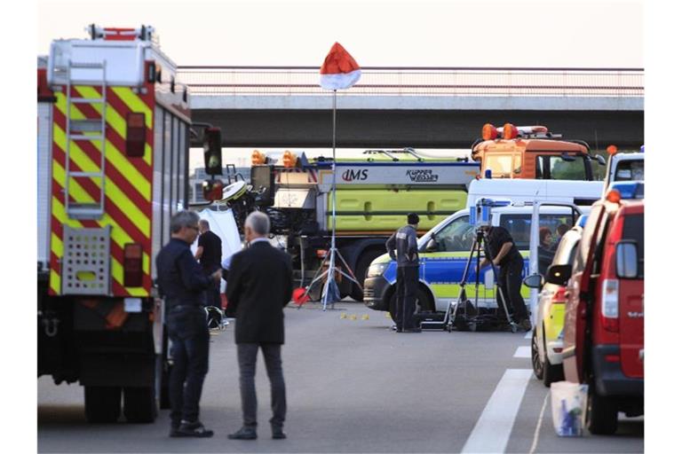 Polizisten stehen an der Anschlussstelle Hellersdorf auf der A10 nordöstlich von Berlin. Foto: Christopher Harms