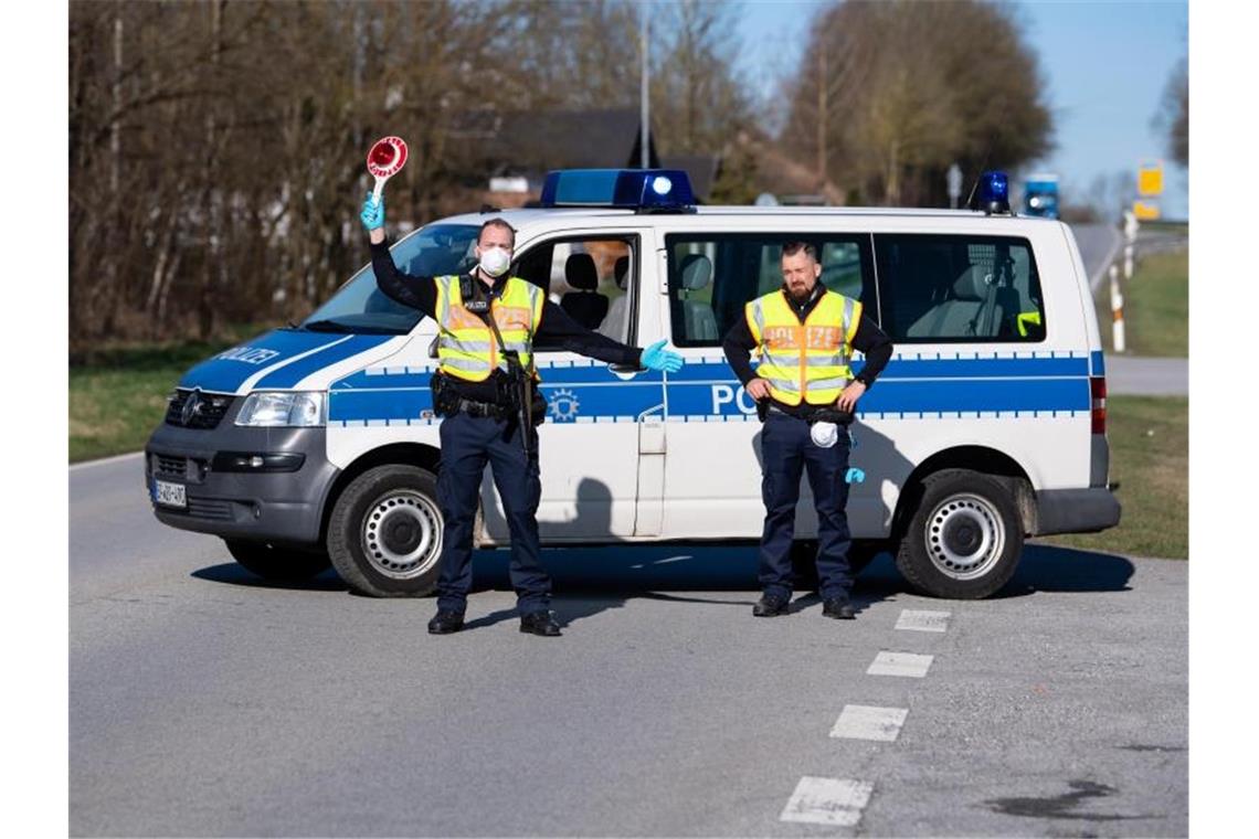 Seehofer will Grenzkontrollen verlängern: Kritik aus der CDU Polizisten stehen an einer Grenze. Foto: Sven Hoppe/dpa/Archivbild