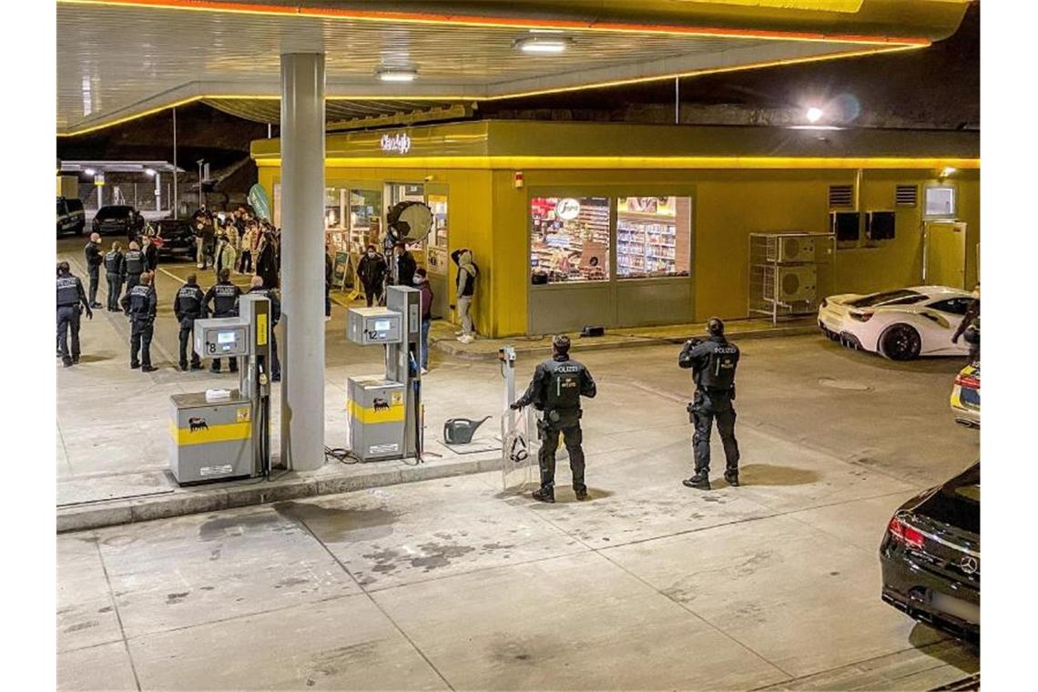 Polizisten stehen an einer Tankstelle bei einem Einsatz. Foto: Dettenmeyer/SDMG/dpa