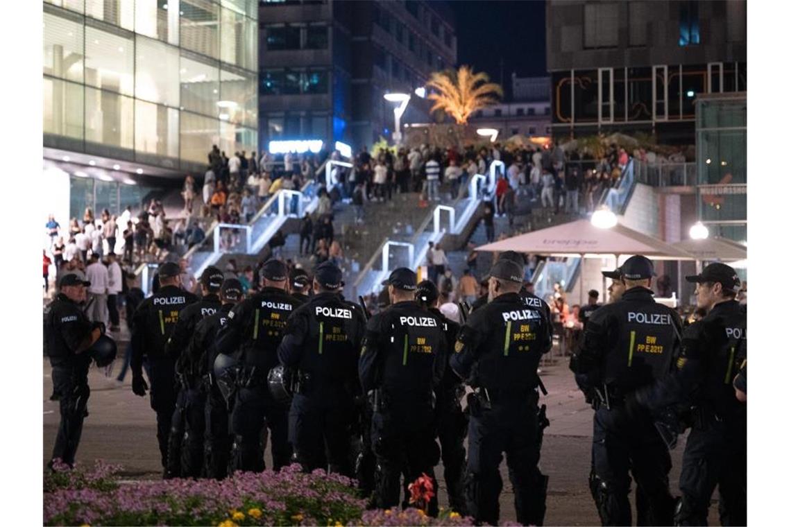 Polizisten stehen auf dem Schlossplatz vor einer Treppe, die zum kleinen Schlossplatz führt. Foto: Sebastian Gollnow/dpa