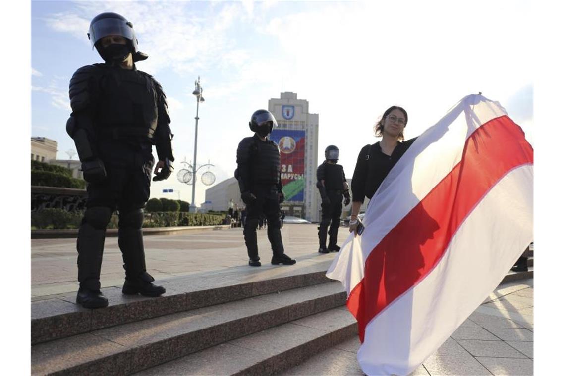 Polizisten stehen auf dem Unabhängigkeitsplatz in Minsk, auf dem Regierungskritiker demonstrieren. Foto: -/AP/dpa