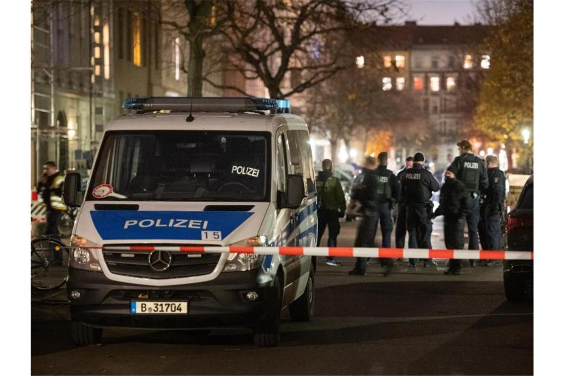 Polizisten stehen auf einer abgesperrten Kreuzung im Berliner Stadtteil Kreuzberg. Foto: Christophe Gateau/dpa