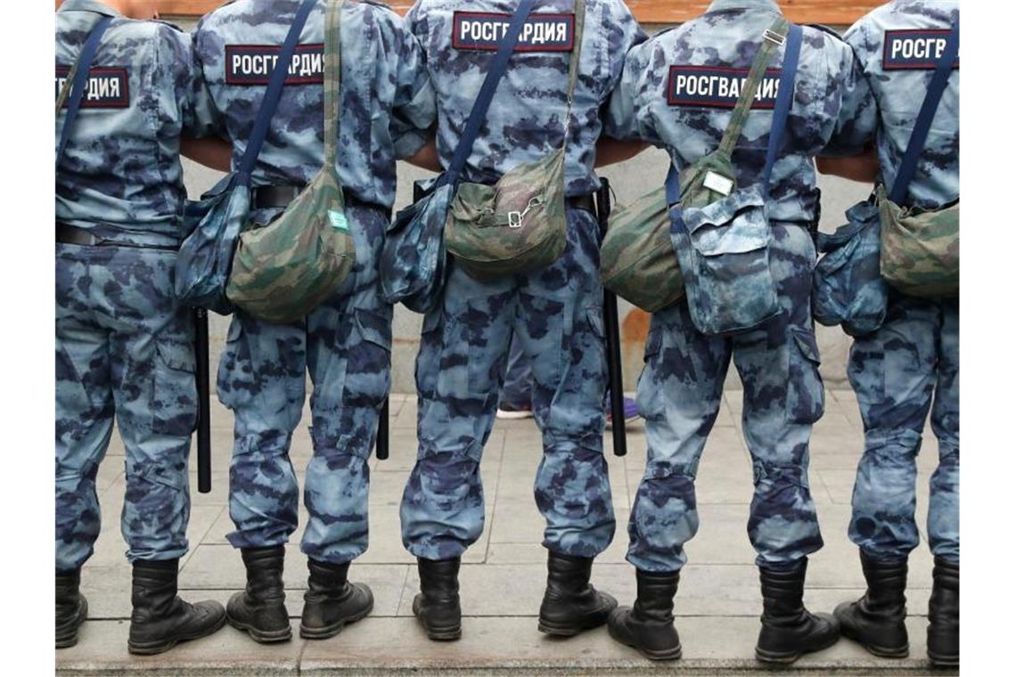 Hunderte bei Kundgebung in Moskau festgenommen Polizisten stehen bei den Protesten in einer dichten Reihe. Foto: Pavel Golovkin/AP