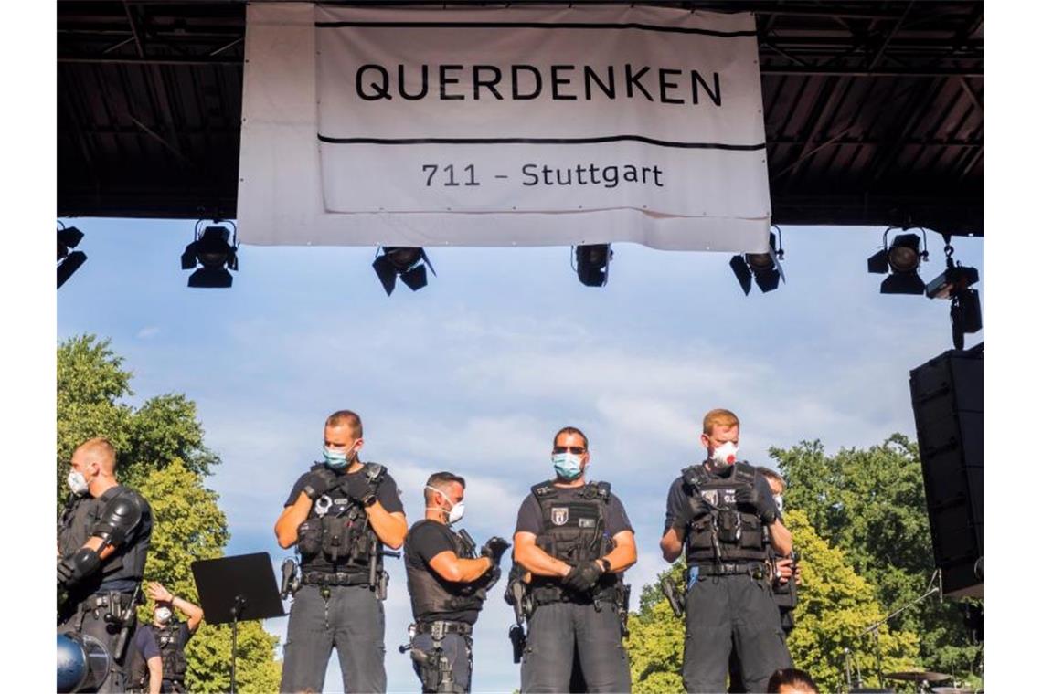 Polizisten stehen bei einer Kundgebung gegen die Corona-Beschränkungen unter dem Banner der Initiative „Querdenken 711“. Foto: Christoph Soeder/dpa/Archivbild