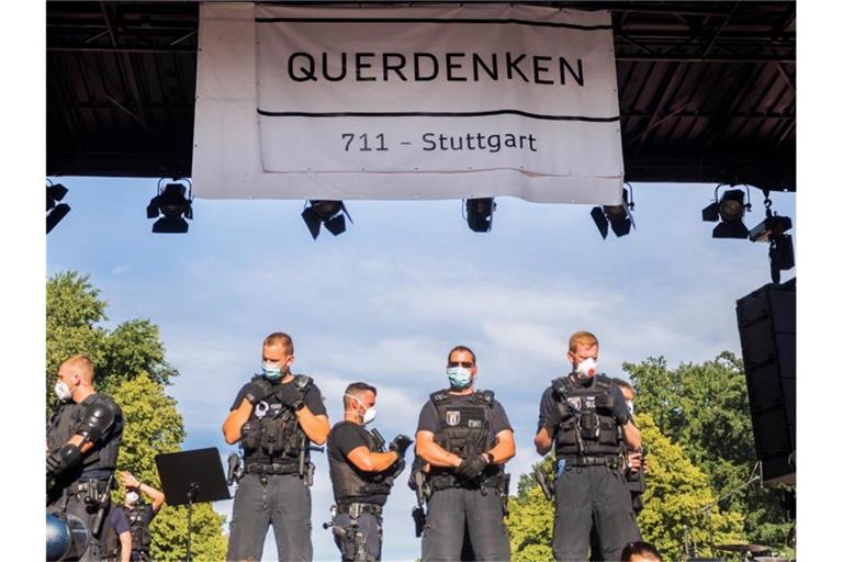 Polizisten stehen bei einer Kundgebung gegen die Corona-Beschränkungen unter dem Banner der Initiative „Querdenken 711“. Foto: Christoph Soeder/dpa/Archivbild