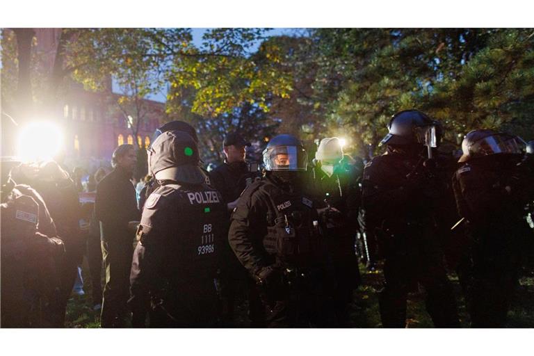 Polizisten stehen bei einer Kundgebung gegen Israel.
