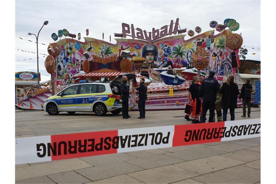 Polizisten stehen beim „Potsdamer Oktoberfest“ vor dem Fahrgeschäft, an dem der tödliche Unfall passierte. Foto: Julian Stähle