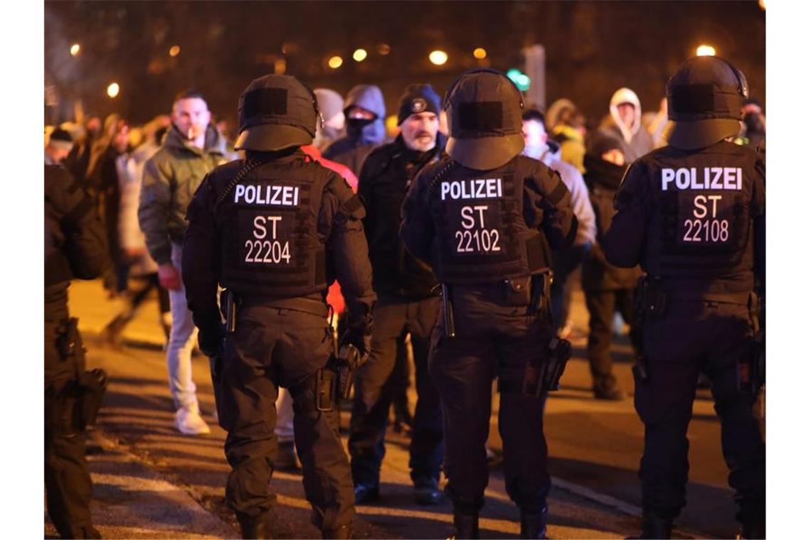 Polizisten stehen Demonstranten in Sachsen-Anhalt gegenüber. Immer mehr Politiker warnen vor Hass und Gewalt bei den Protesten gegen die Corona-Maßnahmen. Foto: Matthias Bein/dpa-Zentralbild/dpa