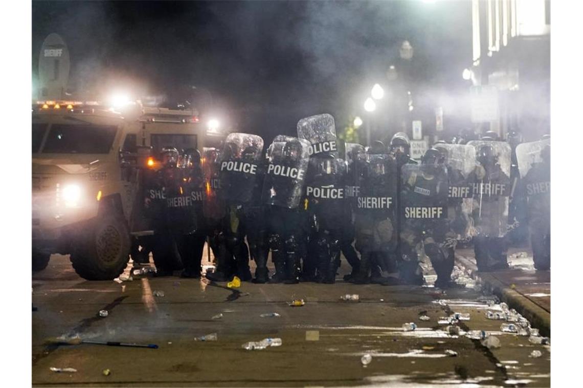 Proteste nach Schüssen auf Schwarzen bei US-Polizeieinsatz Polizisten stehen dicht zusammen. Als Reaktion auf den Vorfall am Vortag kam es in der Stadt zu Protesten. Foto: Morry Gash/AP/dpa