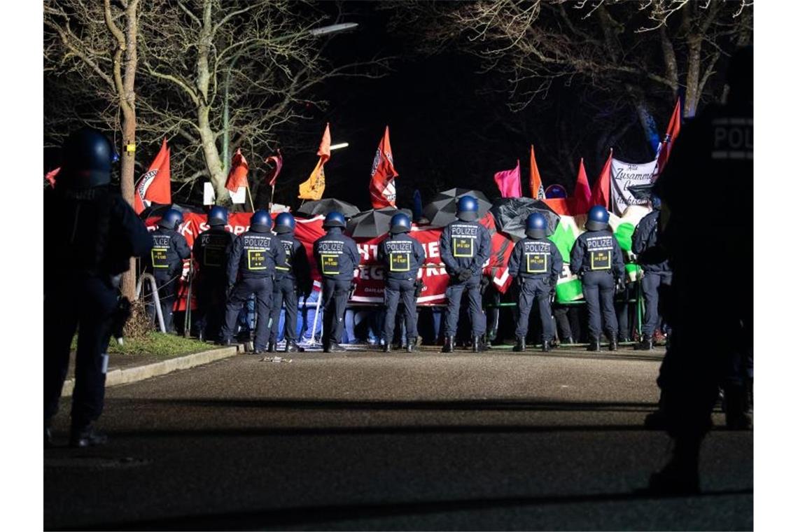 Gedenken in Pforzheim am 75. Jahrestag der Bombardierung Polizisten stehen gegenüber von rechtsextremer Mahnwache. Foto: Sebastian Gollnow/dpa