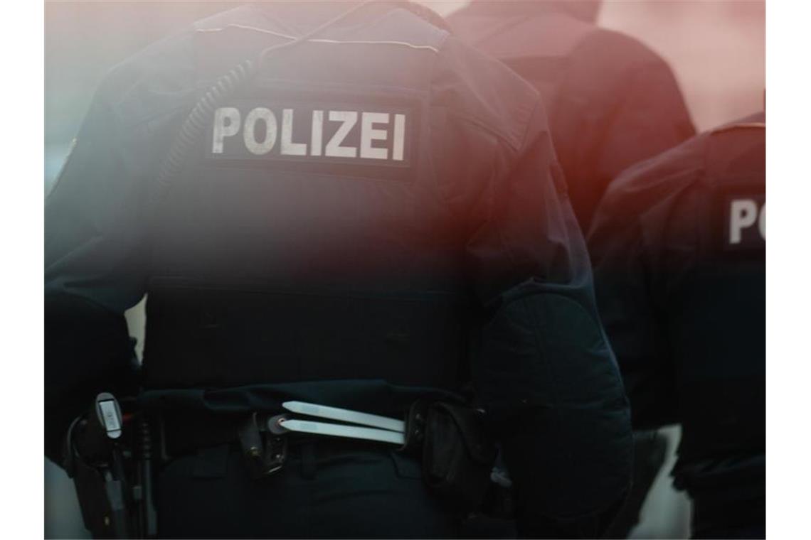 Polizisten wollen Kampfhund beschlagnahmen: Beamte verletzt Polizisten stehen hinter einem Absperrband. Foto: Klaus-Dietmar Gabbert/Arhcivbild