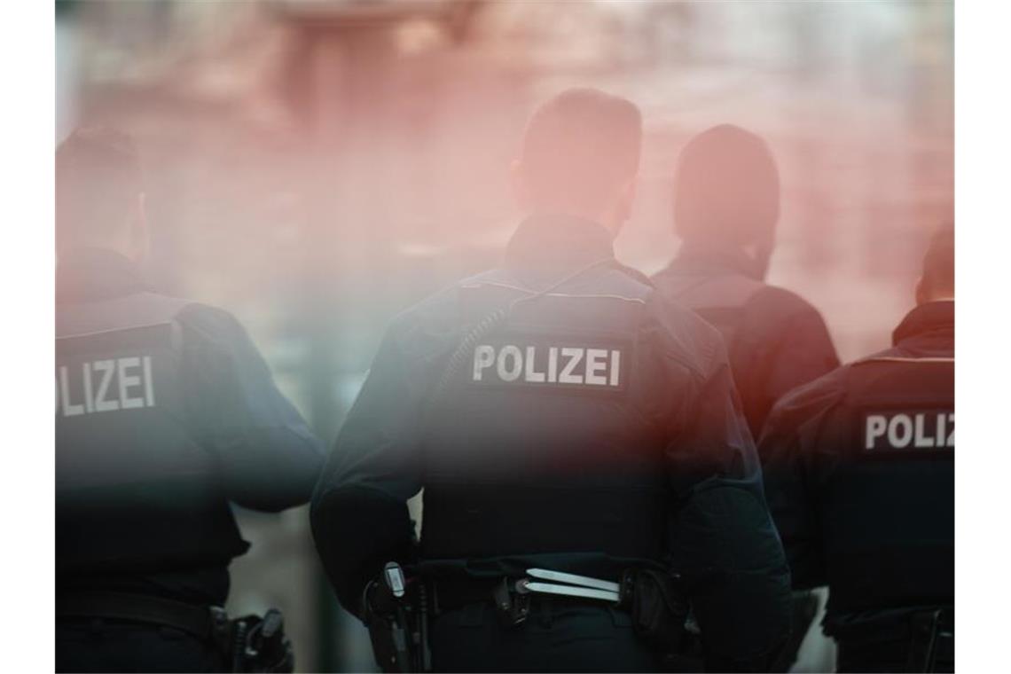 Razzia gegen illegale Millionentransfers: 27 Beschuldigte