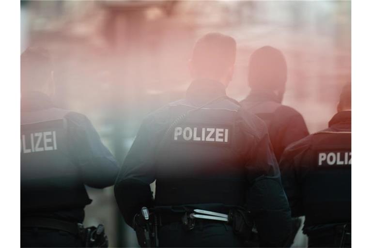 Polizisten stehen hinter einem Absperrband. Foto: Klaus-Dietmar Gabbert/zb/dpa/Archivbild
