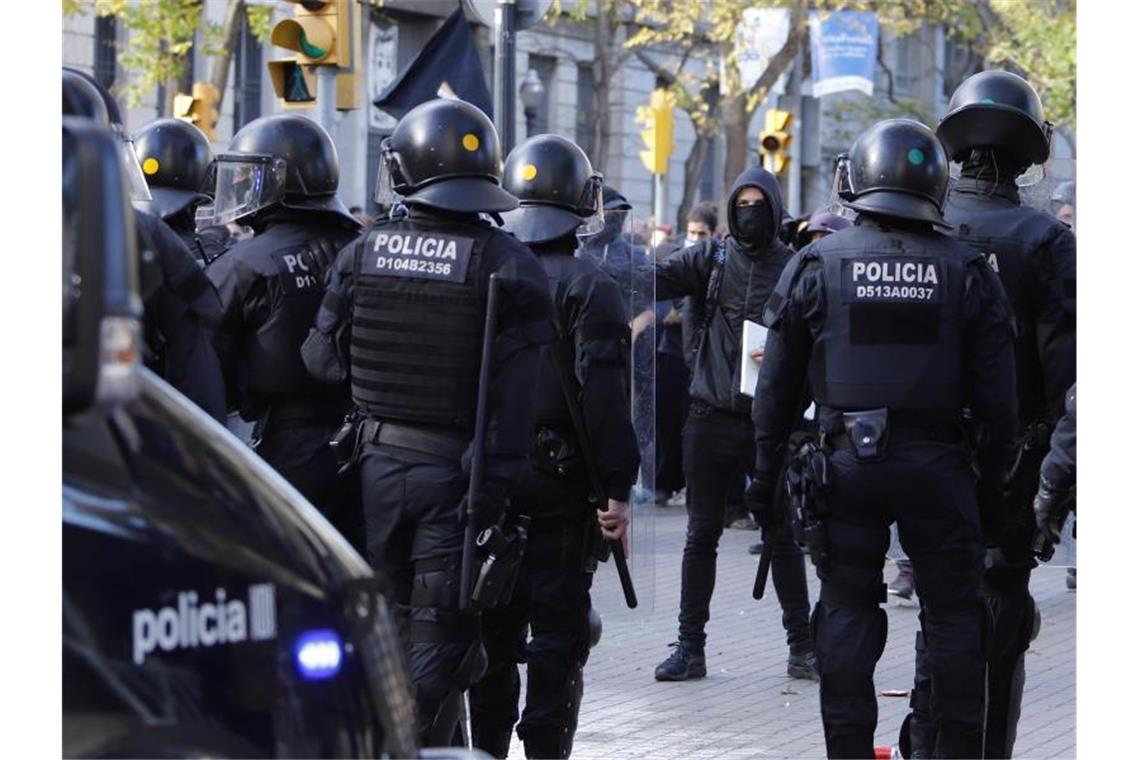 Polizisten stehen im Dezember 2018 den Teilnehmern einer Demonstration für die Unabhängigkeit Kataloniens gegenüber. Foto: Clara Margais/dpa
