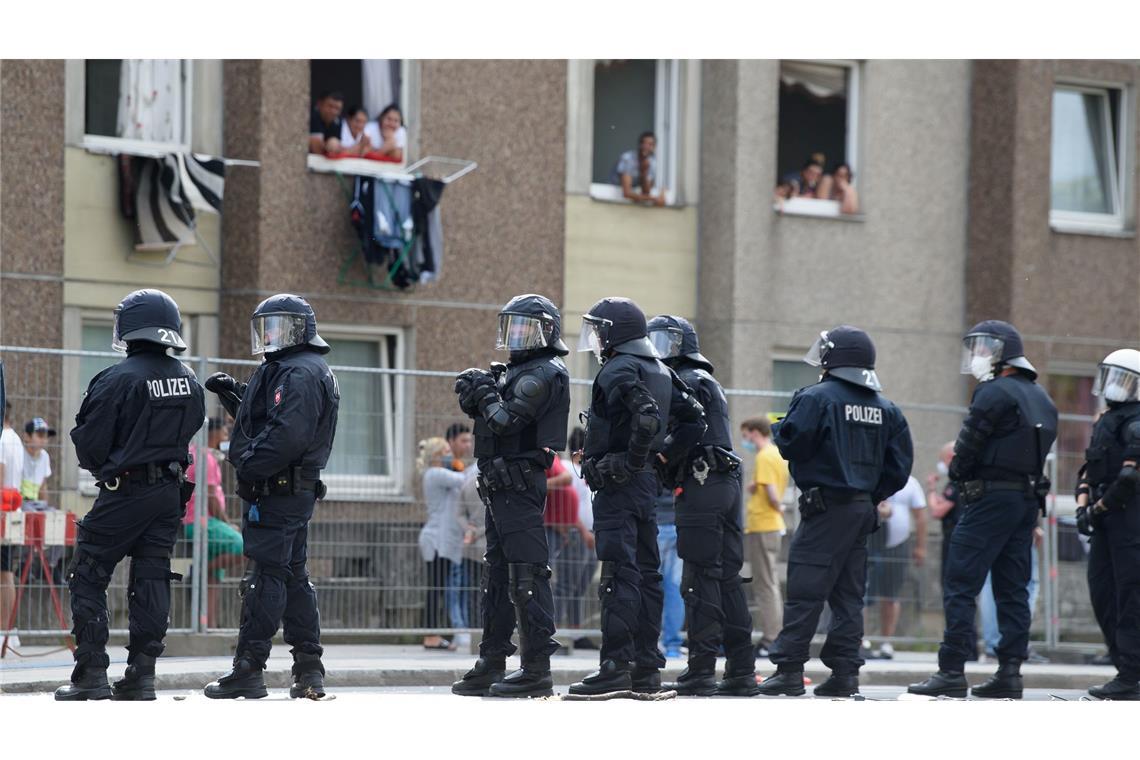 Polizisten stehen im Juni 2020 vor einem unter Quarantäne gestellten Wohngebäude in der Göttinger Innenstadt.