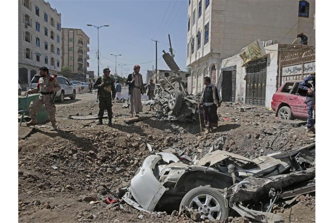Jemen-Krieg ohne Ende in Sicht Polizisten stehen im November 2021 am Ort eines saudi-geführten Luftangriffs in Sanaa. Foto: Hani Al-Ansi/dpa