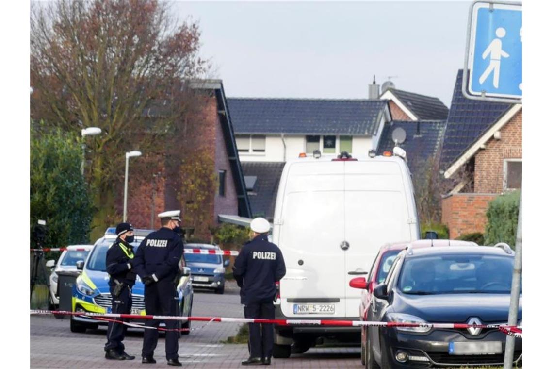 Vater soll Ehefrau, Tochter und sich selbst getötet haben Polizisten stehen in der Nähe des Hauses, in dem ein Familienvater seine Ehefrau, eine der beiden gemeinsamen Töchter und schließlich sich selbst getötet haben soll. Foto: Erwin Pottgiesser/TNN/dpa