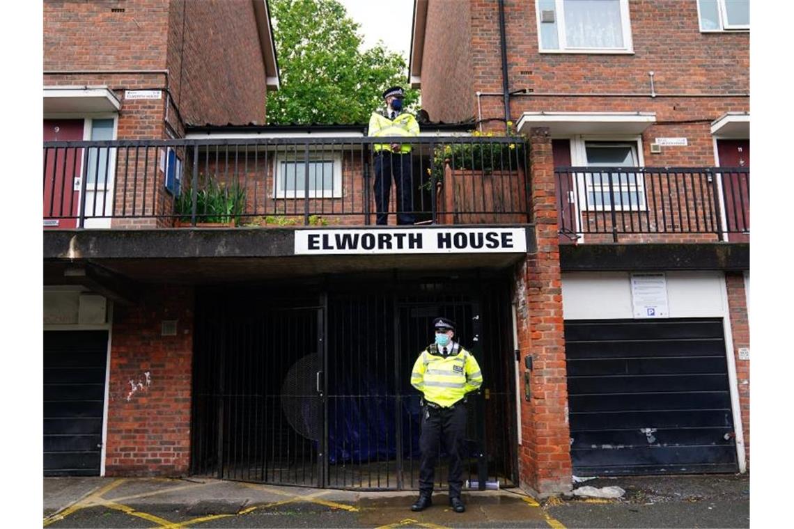 Polizisten stehen in London am Tatort, wo ein 16-jähriger Junge erstochen wurde. Foto: Victoria Jones/PA Wire/dpa
